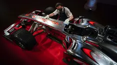Staf memoles mobil McLaren MP4-25A Mercedes yang dikendarai Lewis Hamilton pada GP Turki 2010, di Sotheby London, Selasa (18/5/2021). Mobil yang pernah membawa Hamilton menjadi juara dunia pada 2010 itu diperkirakan akan laku sekitar Rp 71,5 miliar hingga Rp 100 miliar. (AP Photo/Alberto Pezzali)