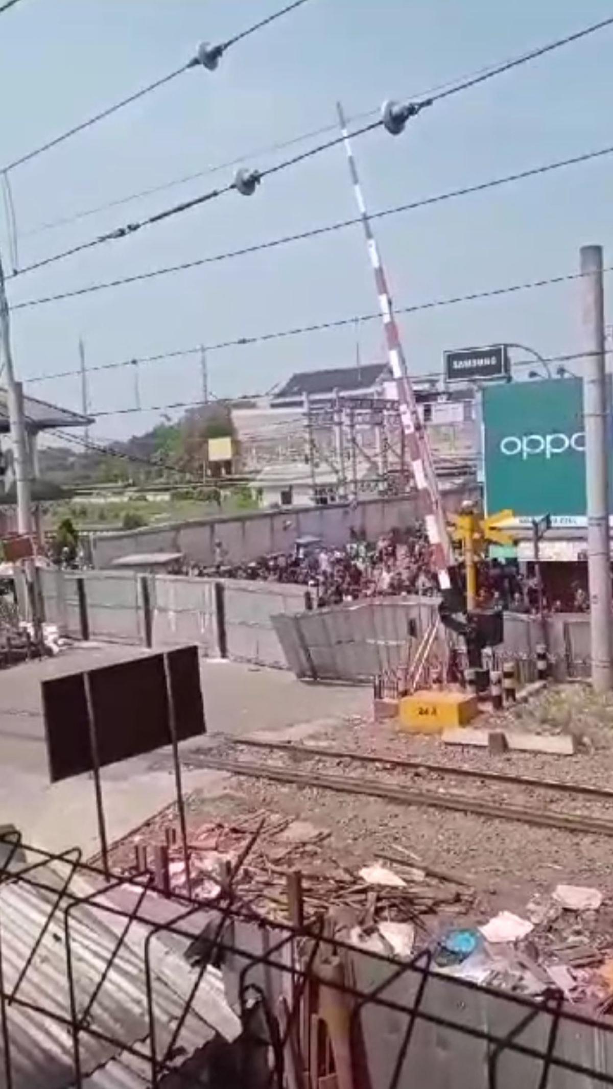 Karena kesepakatan itu tidak dipenuhi, pedagang pun mulai membongkar penutup perlintasan kerera api.