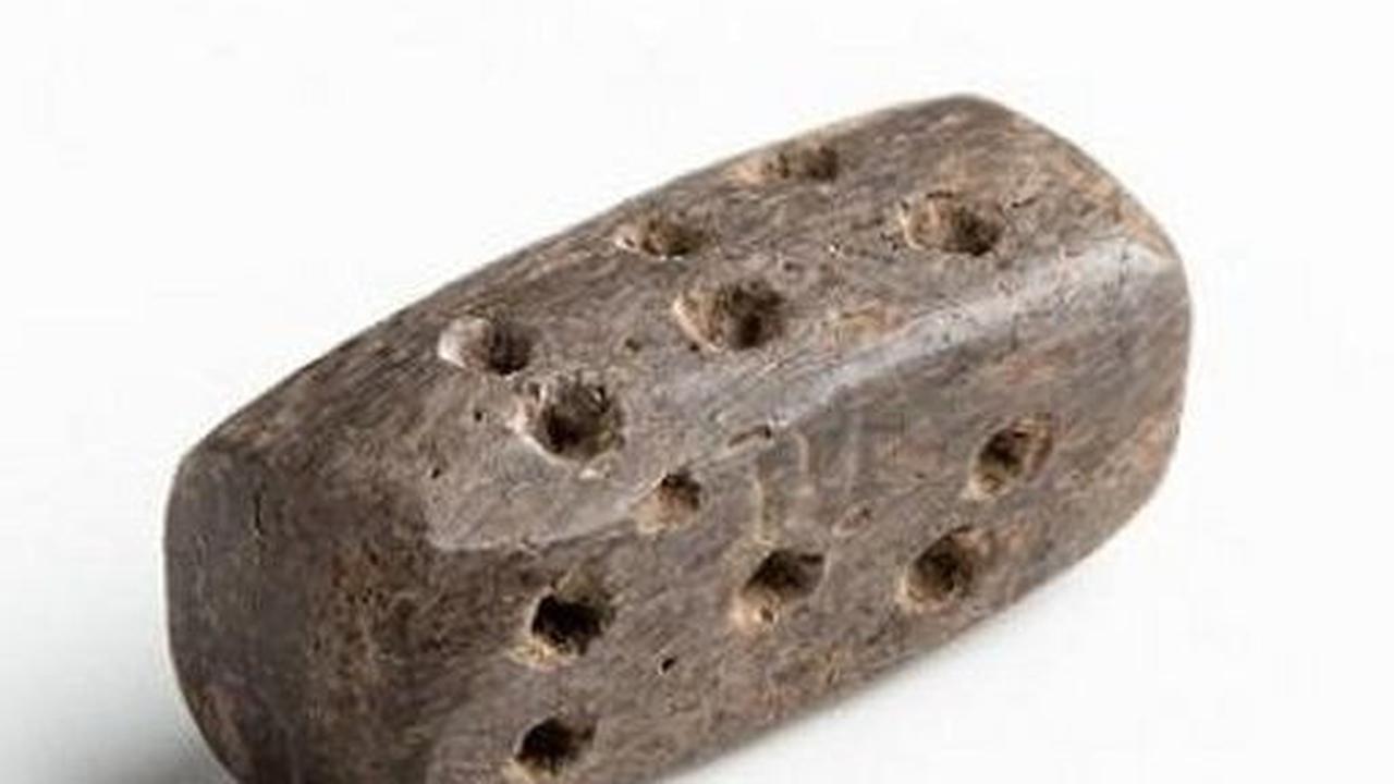 Dadu ini berbentuk balok yang terbuat dari tulang atau tanduk.&nbsp;