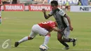 Penyerang Sriwijaya FC, Bayu Gatra berusaha melewati pemain Bali United saat laga perebutan tempat ketiga Piala Bhayangkara 2016 di Stadion GBK Jakarta, Minggu (3/4/2016). Sriwijaya unggul 2-0. (Liputan6.com/Helmi Fithriansyah)