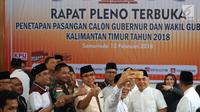 Calon gubernur (cagub) dan calon wakil gubernur (cawagub) Kalimantan Timur berpose usai resmi ditetapkan oleh KPU Kaltim di Samarinda, Senin (12/2). Empat pasang calon tersebut telah memenuhi syarat pencalonan Pilkada Kaltim 2018. (Liputan6.com/Maulana)