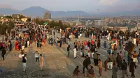 Suasana perayaan Nowruz, Tahun Baru Persia, di Kabul, Afghanistan, (21/3). Nowruz dirayakan pada hari pertama musim semi di negara-negara termasuk Afghanistan, Tajikistan , dan Iran. (AP Photo/Rahmat Gul)