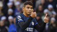 Pemain Chelsea, Thiago Silva, saat melawan Wolverhampton Wanderers pada laga pekan ke-18 Liga Inggris di Stadion Molineux, Minggu (24/12/2023). The Blues takluk 1-2. (AP Photo/Rui Vieira)
