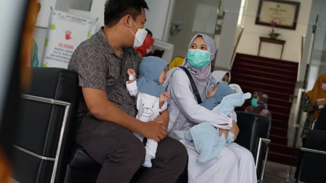 Tim dokter penanganan bayi kembar RS Hasan Sadikin (RSHS) Bandung menyatakan kepulangan bayi kembar dempet liver Hasna dan Husna asal Kabupaten Kuningan, Jawa Barat. (Foto: Humas RSHS)
