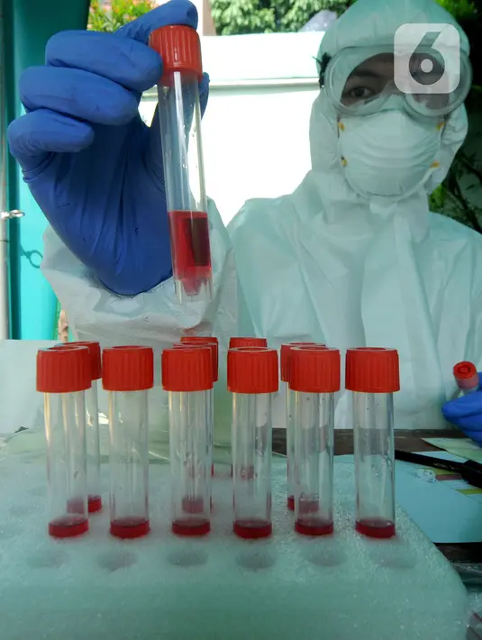 Paramedis saat melakukan kegiatan testing PCR kepada warga yang pernah berhubungan dengan pasien positif COVID-19 di Puskesmas Cinere, Depok, Jawa Barat, Kamis (10/6/2021). Testing setelah tracing dilakukan kepada puluhan warga untuk meminimalisir penyebaran COVID-19. (merdeka.com/Arie Basuki)