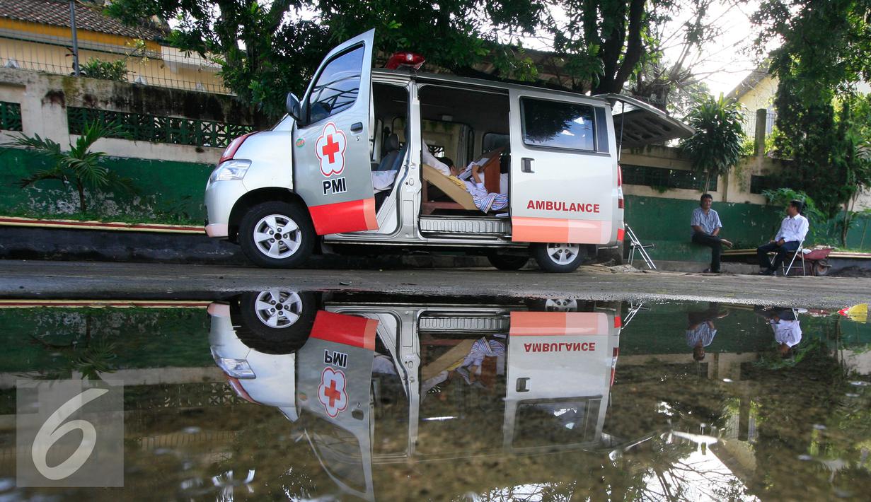 Seorang siswa SMP N 2 Pakem ,Fitrian (14) sedang mengerjakan soal Ujian Nasional di halaman SMP N 2 Pakem, Sleman, (10/5). Akibat kecelakaan,Fitrian terpaksa melaksanakan UN di dalam mobil ambulans . (Liputan6.com/Boy Harjanto)