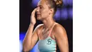 Kateryna Bondarenko mengusap keringat saat berhadapan dengan petenis Swiss, Belinda Bencic pada hari ke-5 turnamen tenis Australian Open 2016  di Melbourne, Jumat (22/1/2016). (AFP/Greg Wood)