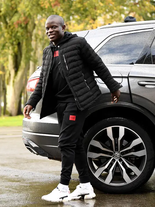 Gelandang N'Golo Kante tersenyum saat tiba di tempat pelatihan tim nasional Prancis Prancis di Clairefontaine en Yvelines (11/11/2019). Prancis akan bertanding melawan Moladavia dan Albania pada kualifikasi Piala Eropa 2020. (AFP Photo/Franck Fife)