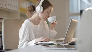 Selalu Memilih Mendengarkan Musik Saat Bekerja? Ini Makna di Balik Kebiasaan Tersebut