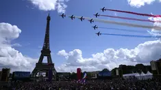 Jet dari angkatan udara Prancis Patrouille de France terbang di atas Menara Eiffel dan melewati zona penggemar Olimpiade di Paris, Minggu (8/8/2021). Perayaan diadakan di Paris Minggu sebagai bagian dari upacara serah terima Tokyo 2020 ke Paris 2024. (AP Photo/Francois Mori)