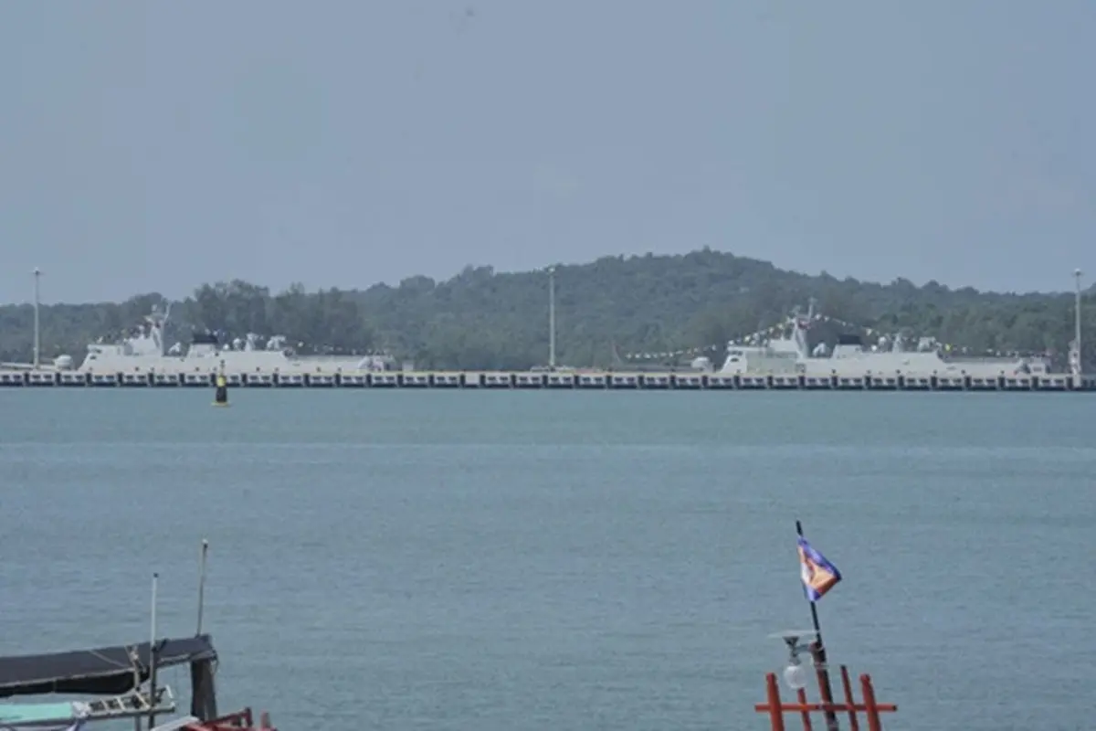 Kapal perang China berlabuh di Pangkalan Angkatan Laut Ream di Sihanoukville, Kamboja, Sabtu (5/4/2025).