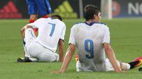 Dua pemain Italia U-19 Piala Eropa 2016 U-19 terlihat lemas usai kalah di babak Final oleh Prancis dengan skor 4-0, Jerman, Minggu (24/7). (AFP PHOTO/Daniel Roland) 