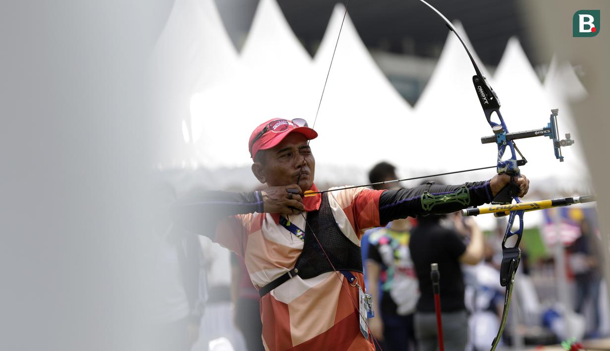 Atlet panahan Asian Para Games melakukan latihan di Lapangan Panahan, Senayan, Jakarta, kamis (04/10/2018). Latihan tersebut juga dalam rangka uji coba lapangan jelang pertandingan. (Bola.com/M Iqbal Ichsan)