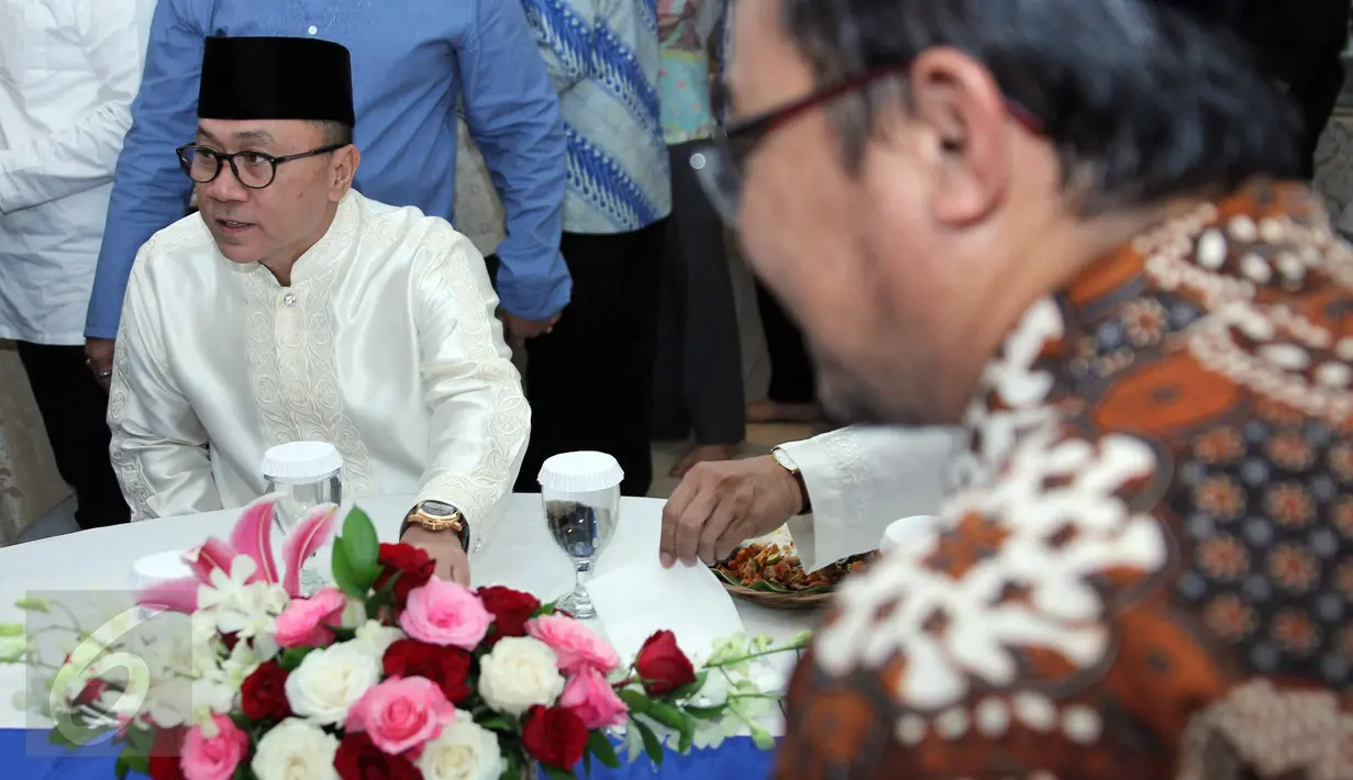 Ketua MPR RI Zulkifli Hasan saat acara buka puasa bersama di kediamannya, di Jakarta, Kamis (25/6/2015). Acara tersebut dihadiri keluarga besar PAN. (Liputan6.com/Helmi Afandi)