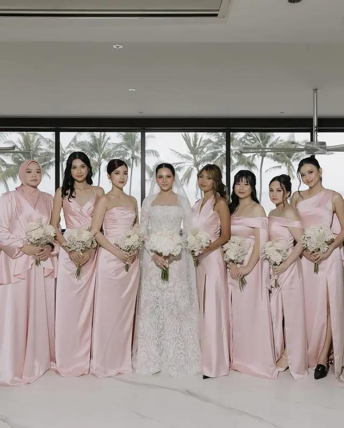 7 Potret Mikha Tambayong Jadi Bridesmaid di Pernikahan Yunita Siregar, Menawan