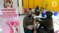 Petugas menyuntikkan vaksin COVID-19 dosis ketiga (booster) kepada warga di Mapolsek Jagarsa, Jakarta Selatan, Jumat (17/06/20222). Pemerintah terus menggenjot target pencapaian vaksinasi COVID-19 untuk menciptakan kekebalan kelompok (herd immunity) dan juga diharapkan dapat mencegah penyebaran kasus COVID-19 akibat subvarian Omicron baru BA.4 dan BA.5. (merdeka.com/Arie Basuki)