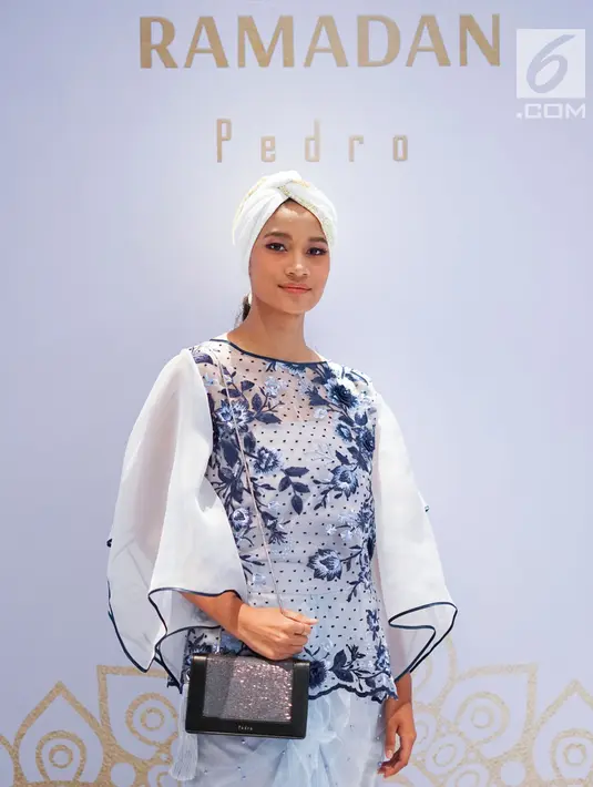 Model mengenakan busana rancangan Pedro dalam acara bertajuk Glamazing Ramadan Event di Jakarta, Sabtu (25/5/2019). Acara yang menampilkan turban styling class dan presentasi koleksi Pedro tersebut diadakan dalam rangka menyambut bulan Ramadan. (Liputan6.com/Immanuel Antonius)