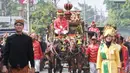 Suasana begitu meriah saat iring-iringan dari kediaman Jokowi menuju ke gedung pernikahan tersebut. Di atas kereta kencana, Kahiyang Ayu, yang kini sudah resmi menjadi istri Bobby nasution tampak begitu anggun. (Adrian Putra/Bintang.com)