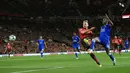 Pemain Manchester United, Luke Shaw (kiri) menendang bola ke gawang Leicester City dalam ajang Liga Inggris di Old Trafford, Manchester, Inggris, Jumat (10/8). Manchester United menang 2-1 atas Leicester City. (AP Photo/Jon Super)