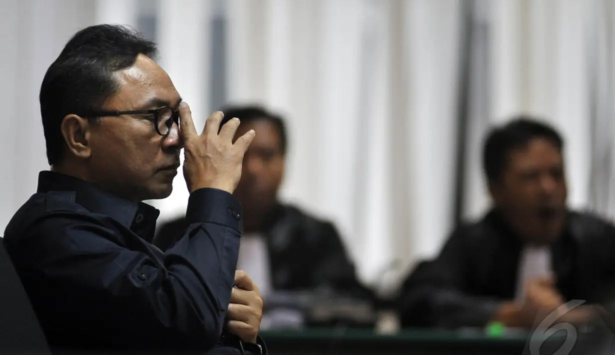 Ketua MPR, Zulkifli Hasan  saat menjadi saksi untuk sidang perkara Gulat Medali Emas Manurang, terdakwa penyuap Gubernur Riau Annas Maamun di Pengadilan Tipikor, Jakarta, Senin (5/1/2015). (Liputan6.com/Miftahul Hayat)