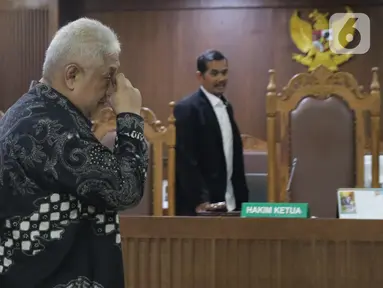 Terdakwa suap pengadaan barang di Badan Keamanan Laut (Bakamla), Erwin Syaaf Arief saat menjalani sidang putusan di Pengadilan Tipikor, Jakarta, Senin (14/10/2019). Majelis Hakim menyatakan Erwin Syaaf Arief bersalah dan dihukum 2,5 tahun penjara, denda Rp100 juta. (Liputan6.com/Helmi Fithriansyah)