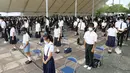 Para peserta berdoa dalam hati untuk para korban bom atom AS pada saat bom dijatuhkan, dalam upacara di Taman Perdamaian Nagasaki di Nagasaki, Jepang selatan, Senin (9/8/2021). Kota Nagasaki di Jepang pada hari Senin menandai peringatan ke-76 bom atom AS. (Kyodo News via AP)