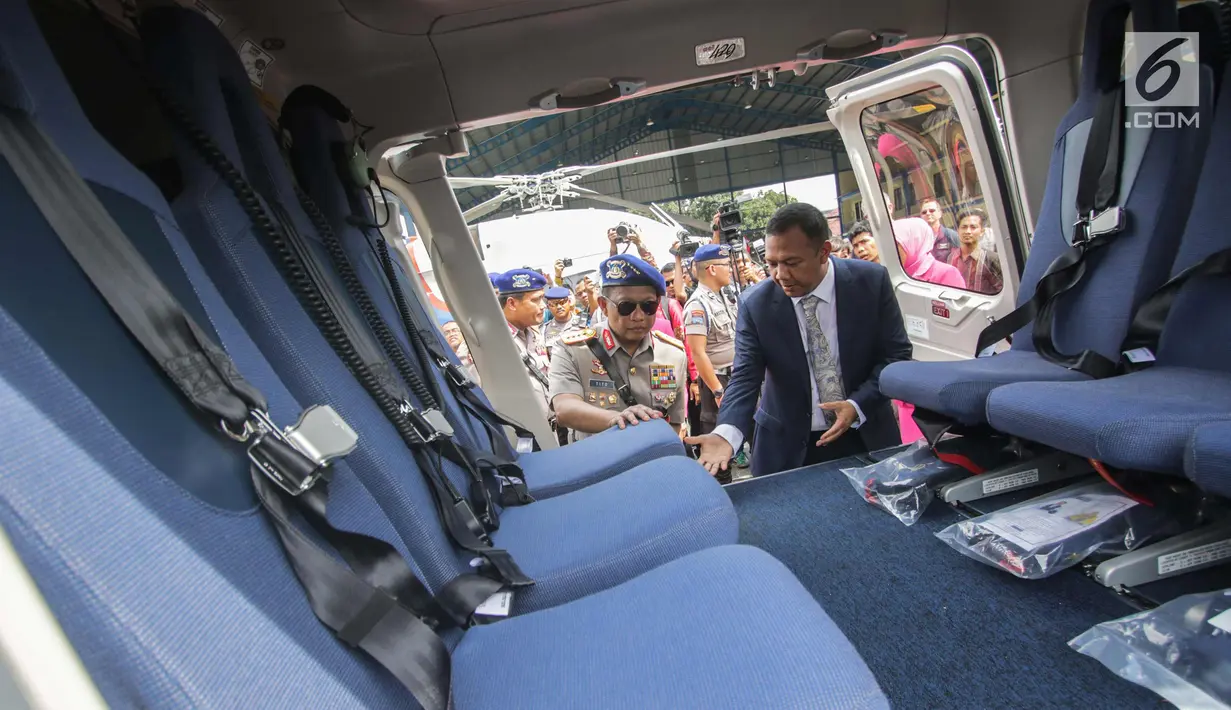 Kapolri Jenderal Tito Karnavian mengecek helikopter jenis Bell 429 IGW dari PT Multi Pasific California usai menghadiri  HUT Korpolairud ke-67 di lapangan udara, Pondok Cabe, Tangerang, Selasa (5/11). (Liputan6.com/Faizal Fanani)