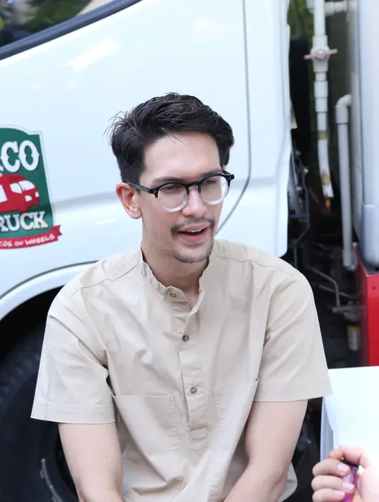 “Ada restoran namanya ‘Lumpang Emas’ di Kemang, mirip-mirip lah kalau Raffi kan (menunya) lidah doang, kalau saya ada paru dan lidah cabai hijau, makanan Indonesia lah,” jelas pemeran ‘Lentera Merah’ ini. (Galih W. Satria/Bintang.com)