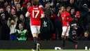 Penyerang MU, Anthony Martial melakukan selebrasi usai mencetak gol keduanya ke gawang West Ham United di perempat final Piala Liga (EFL Cup) di Stadion Old Trafford, Inggris, (1/12). MU menang telak atas West Ham 4-1. (Reuters/Jason Cairnduff)