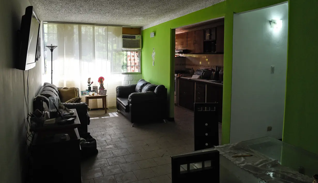 Pemandangan ruang tamu sebuah apartemen yang dibiarkan kosong di Caracas, Venezuela pada 9 September 2018. Krisis ekonomi membuat tempat bangunan-bangunan ditinggalkan pemiliknya dan beberapa bahkan tak berpenghuni. (AFP / Federico PARRA)