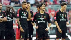 Clarence Seedorf (kedua dari kanan) bersama rekan-rekannya dari AC Milan pada perebutan tempat ketiga Audi Cup 2011 melawan Internacional di Allianz Arena, Munich, 27 Juli 2011. FP PHOTO/CHRISTOF STACHE