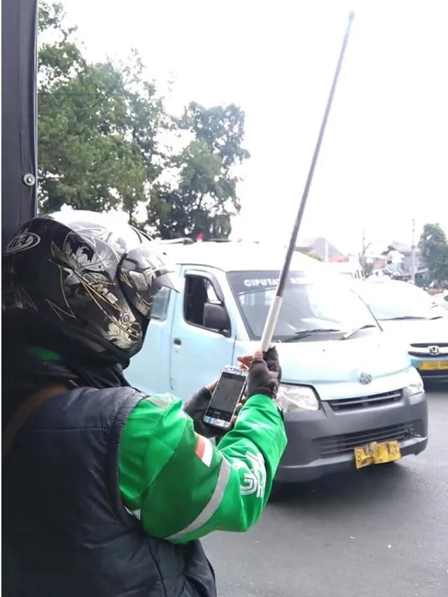 Santai Banget, 7 Tingkah Kocak Driver Ojek Online Saat Sepi Orderan