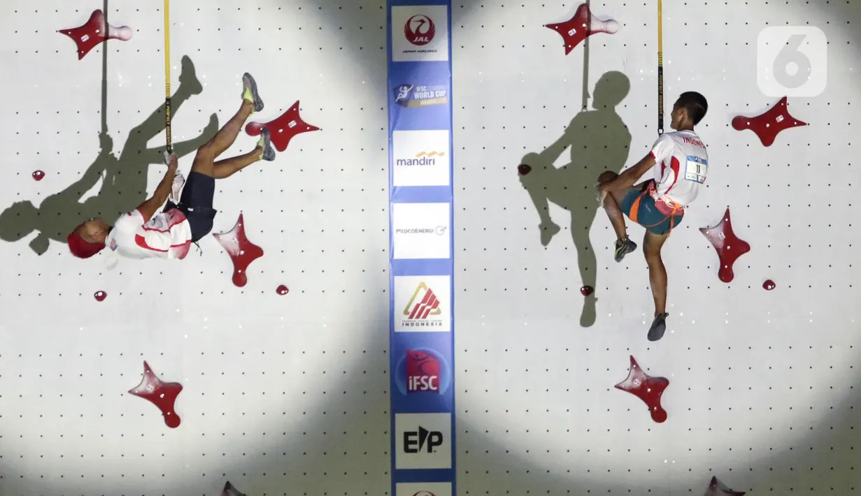 Atlet Panjat Tebing Putra Indonesia, Aspar (kiri) meluapkan kegembiraan usai menumbangkan rekan setimnya, Raharjati Nursamsa di Kejuaraan Panjat Tebing Dunia IFSC 2022 di Jakarta, Sabtu (24/9/2022). Di Babak Final, Aspar menempati posisi utama dengan catatan waktu 5,39 detik. (Liputan6.com/Helmi Fithriansyah)