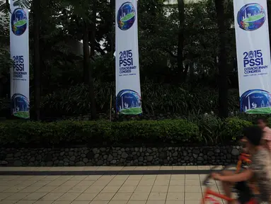 Sejumlah spanduk terpajang di sekitar lokasi Kongres PSSI 2015 di Hotel JW Marriot, Surabaya, Jawa Timur, Jumat (17/4/2015). Kongres akan memilih Ketua Umum PSSI dan anggota Komite Eksekutif periode 2015-2019. (Liputan6.com/Helmi Fithriansyah)