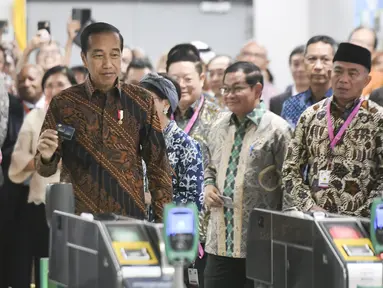 Presiden Joko Widodo (kiri) didampingi Menko PMK Muhadjir Effendy (kanan) dan Seskab Pramono Anung (kedua kanan) menunjukkan kartu Multi Trip MRT Jakarta edisi ASEAN saat diluncurkan di Stasiun MRT Bundaran HI, Jakarta, Selasa (8/8/2023). (FOTO: ANTARA FOTO/Hafidz Mubarak A/pool)