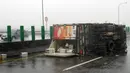 Sebuah truk terbalik di jalan saat topan super meranti disertai hujan dan angin kencang melanda Pingtung, Taiwan selatan, Rabu (14/9). Membawa angin kencang, hujan deras dan banjir, topan ini bergerak dengan kecepatan 216 kilometer per jam. (Sam YEH/AFP)