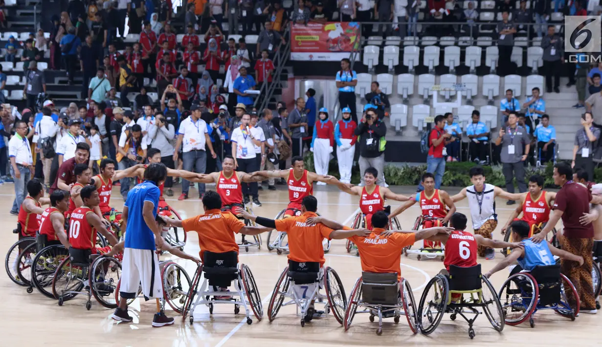 Pebasket difabel Indonesia dan Thailand berpelukan usai laga Indonesia Para Games Invitational Tournament 2018 di Hall A GBK, Jakarta, Senin (2/7). Indonesia meraih perak usai kalah 35-58. (Liputan6.com/Helmi Fithriansyah)