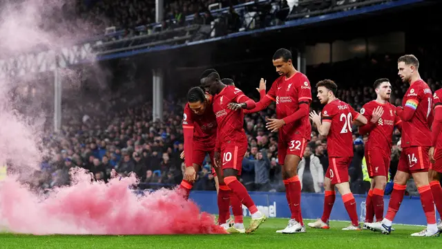 Foto: Liverpool Hancurkan Everton, Lemparan Botol Hingga Smoke Bomb Hiasi Derby Merseyside di Liga Inggris