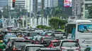 Sejumlah kendaraan terjebak kemacetan di Jalan MH Thamrin, Jakarta, Kamis (15/4/2021). Penumpukan kendaraan pada jam menjelang buka puasa menyebabkan terjadinya kemacetan di sejumlah ruas jalan di Ibu Kota. (Liputan6.com/Faizal Fanani)