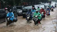 Sejumlah kendaraan melewati banjir yang merendam Jalan Lapangan Banteng Utara, Jakarta, Kamis (15/2). Hujan deras yang mengguyur dan buruknya drainase menyebabkan kawasan tersebut banjir hingga setinggi lutut orang dewasa. (Liputan6.com/Immanuel Antonius)