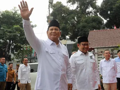 Presiden terpilih periode 2024-2029, Prabowo Subianto bersama Ketua Umum Partai Kebangkitan Bangsa (PKB) Muhaimin Iskandar di kantor DPP PKB, Jakarta, Rabu (24/4/2024). (Liputan6.com/Herman Zakharia)