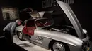Mobil Mercedes Benz 300 SL Sportabteilung Gullwing model 1955 saat dipamerkan di rumah lelang Sotheby, New York, (9/12). Nilai mobil-mobil yang dilelangh ditaksir mencapai 75 juta poundsterling atau sekitar Rp1,5 triliun. (AFP PHOTO/DON Emmert)
