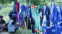 Pedagang di sekitar Stadion Gelora Bung Tomo, Surabaya, saat laga Persebaya vs Arema, Minggu (6/5/2018). (Bola.com/Aditya Wany)
