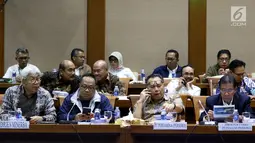 Dirjen Minerba Kementerian ESDM Bambang Gatot Ariyono (kiri) saat mengikuti rapat dengar pendapat dengan Panja Limbah dan Lingkungan Komisi VII di Nusantara I, Kompleks Parlemen MPR/DPR-DPD, Jakarta, Rabu (6/3). (Liputan6.com/Johan Tallo)