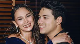 Makin lengket usai go public pada Agustus 2023 lalu, pasangan artis ini didoakan segera menikah. Usia yang terpaut 10 tahun tak menjadi penghalang untuk keduanya merajut cinta. Pacar supportif, Maxime Bouttier selalu mendukung sederet karya Luna Maya dengan mendampingi Luna Maya. Sama-sama pamer senyum, netizen menyebut jika keduanya mirip. (Liputan6.com/IG/@lunamaya)