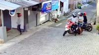 Tangkapan layar video 4 pemotor rampas perhiasan nenek 104 tahun di Malang. ©2023 Merdeka.com/istimewa