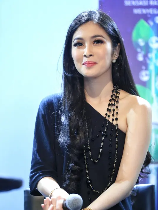 "Karena saya merasa kurang cantik, jadi saya merasa harus merawat rambut saya biar indah dan sehat. Karena rambut yang bikin saya percaya diri," ungkap Sandra Dewi, di kawasan Epicentrum, Jakarta Selatan, Selasa (11/10/2016). (Adrian Putra/Bintang.com)