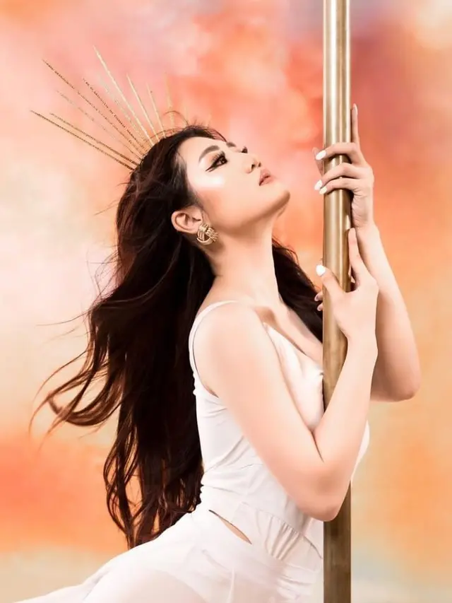 Esther Gracia juga dikenal sebagai guru Pole Dance.