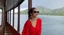 Midi dress merah bisa kamu pakai saat menikmati keindahan laut lewat kapal. Sama seperti Pevita, jangan lupa kamu mengenakan sunglesses