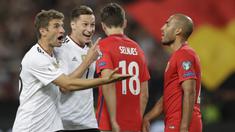 Pemain Jerman, Julian Draxler (2kiri) dan Thomas Mueller, (kiri) merayakan gol saat melawan Norwegia pada laga grup C kualifikasi Piala Dunia 2018 di Mercedes-Benz Arena, Stuttgart, (4/9/2017). Jerman menang 6-0. (AP/Matthias Schrader)